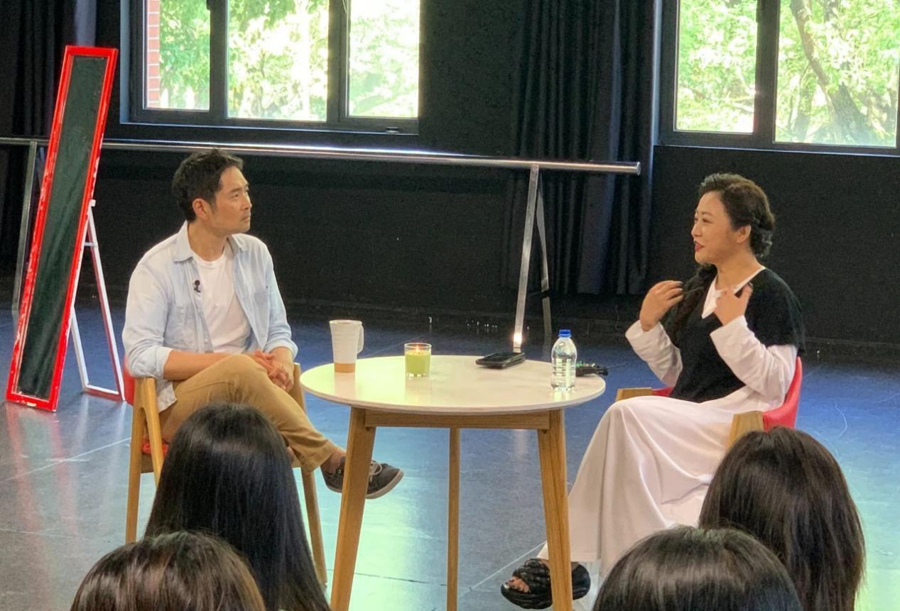 方脸妹说时尚|郝蕾这次逆袭了，43岁穿大白裙入职当老师，座谈会侃侃而谈超严肃