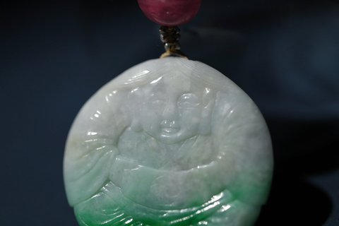 笔筒|创汇期老翡翠福娃坠——“一团和气”