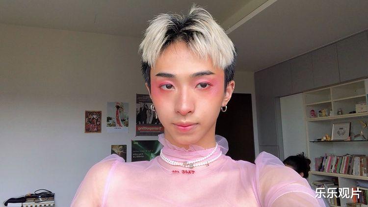 星光大道|伊能静儿子再放雷人照：穿紧身短裙深夜街拍，现身医院疑似做检查