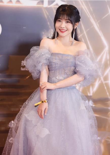 佟丽娅|又见红毯！杨颖无惧怼脸拍，张雨绮膀大腰圆，蔡卓宜打败李冰冰