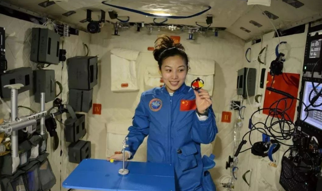 航天员队伍中为什么需要女性?女航天员在空间站怎么上厕所?