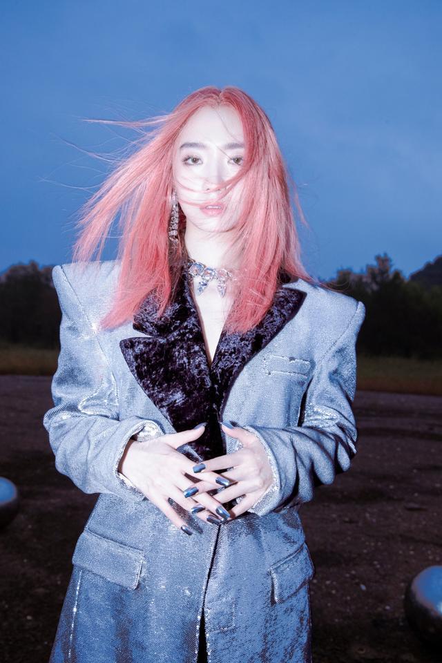 旗袍公馆 孟美岐换新发色，穿银色西装科技感十足，一头红发成焦点