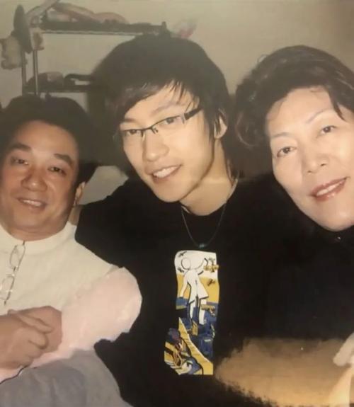 朱桢|乔任梁逝世5年，乔爸乔妈直播带货被群嘲，主持人朱桢出镜力挺