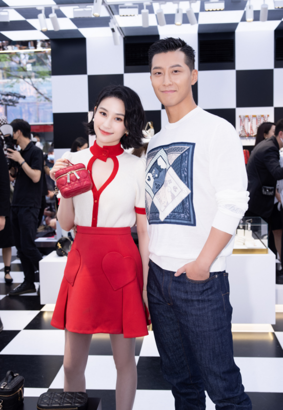 BiuFashion|“最美千金”何超莲再撒糖,穿红裙站窦骁身旁真恩爱,让人羡慕