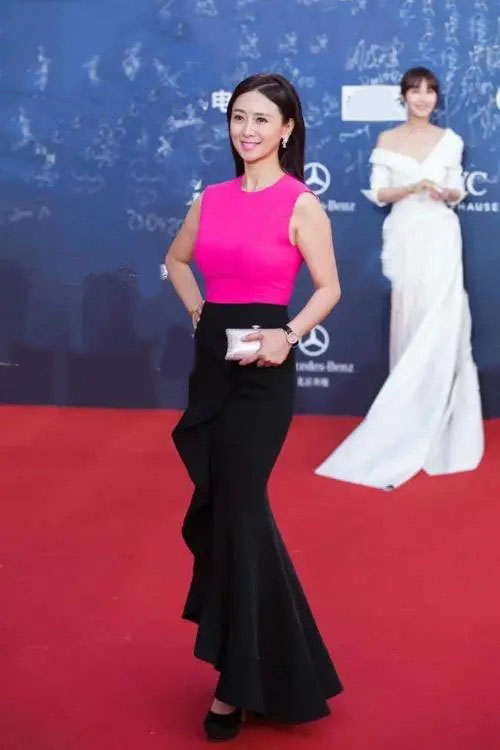 潮流新风 翁虹年逾知命风韵犹在，53岁肤白无皱纹，穿红色修身裙分外妖娆