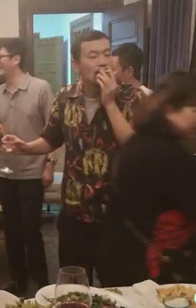 桂纶镁|胡歌廖凡桂纶镁私下聚会，室内抽烟被助理强行收走，众人热舞心情好