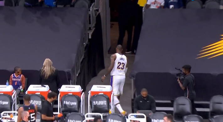 勒布朗·詹姆斯|18+10+7！詹皇遭保罗拉拽险受伤，输球后第一时间扭头离场