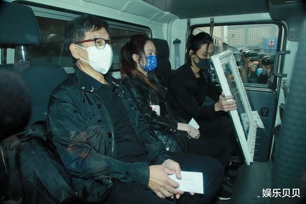 吴孟达|吴孟达出殡时儿女齐全，17岁儿子捧着遗像尽孝，42岁长女泪目