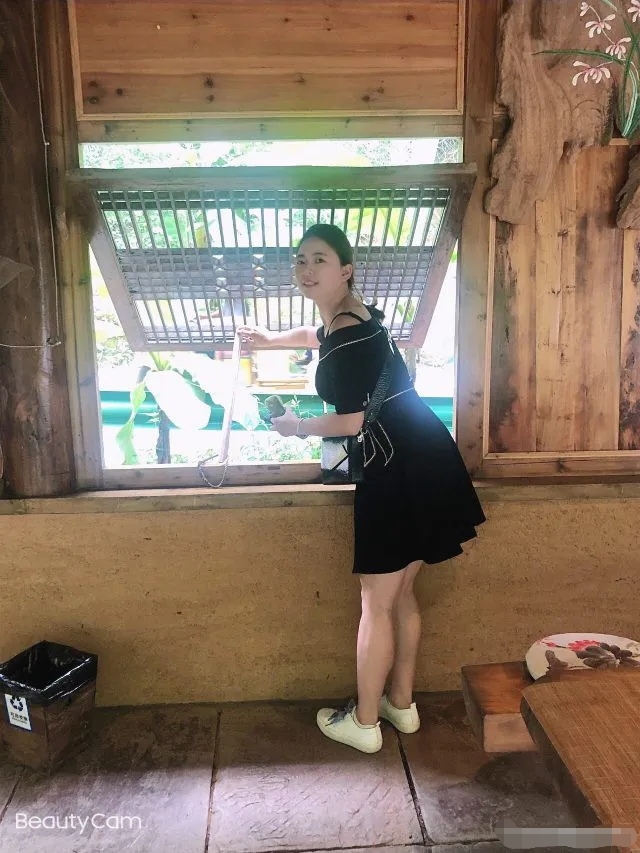  一字肩吊带裙配上小白鞋，显高挑显身材！