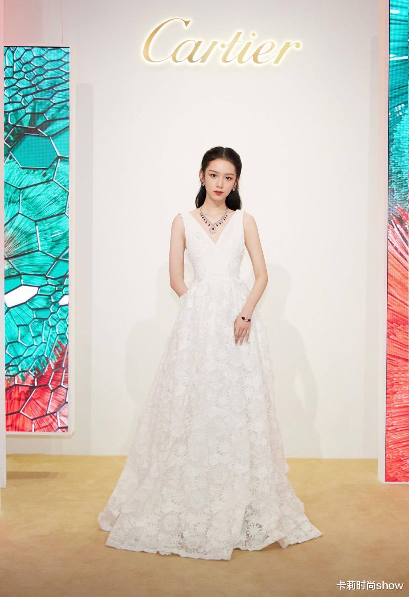 卡莉时尚show|周也的脸看着就很“贵”,就算穿着小清新碎花裙,也有高冷气质