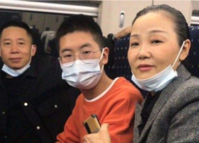 |孙卓“桃花运”来了？多名女同学送零食，还说到深圳别忘了我们