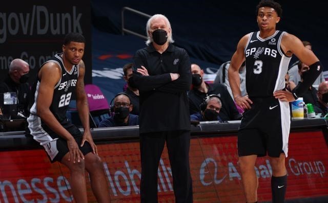 马刺队|再见季后赛！马刺逆转21分失败，波波沮丧离场，NBA最长纪录终结