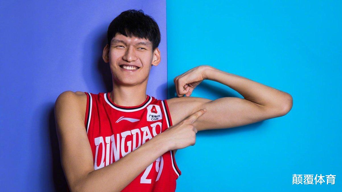 青岛男篮|CBA名帅做出重要决定，2米25悍将正式离队，球迷：看不懂