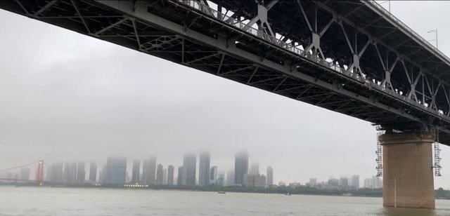 武汉|侠义！武汉钓鱼人不慎落江，附近男子急下水救人，事后飞快离去