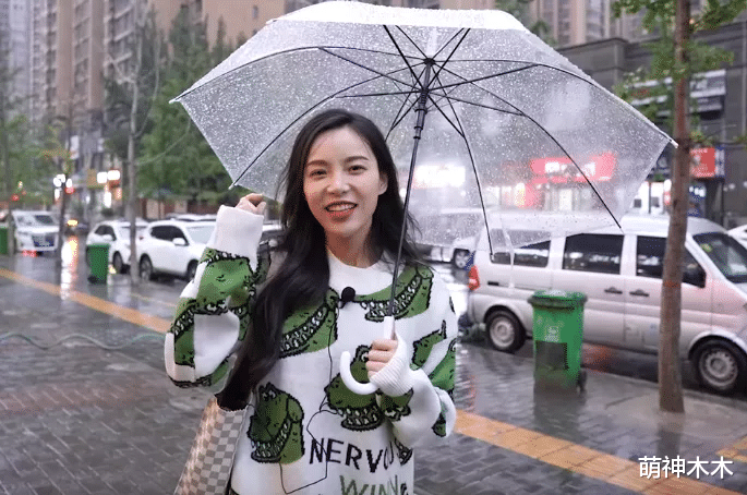 钟丽缇|网红吃播拍视频被偶遇，身边3个助理自带打光，手提上万名牌包