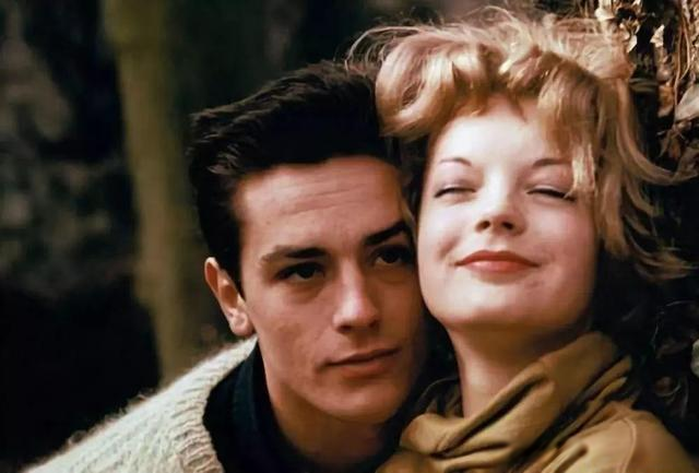 李凤绪|57岁的李凤绪，长发披肩休闲装扮，与老公结婚多年无绯闻，是真爱