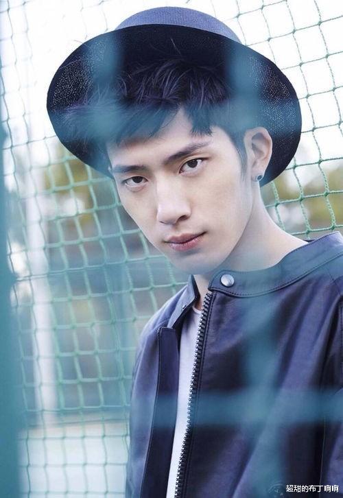 井柏然|他出生28天被抛弃，爆红后送奶奶千万豪宅，眼红的父母跑来认亲