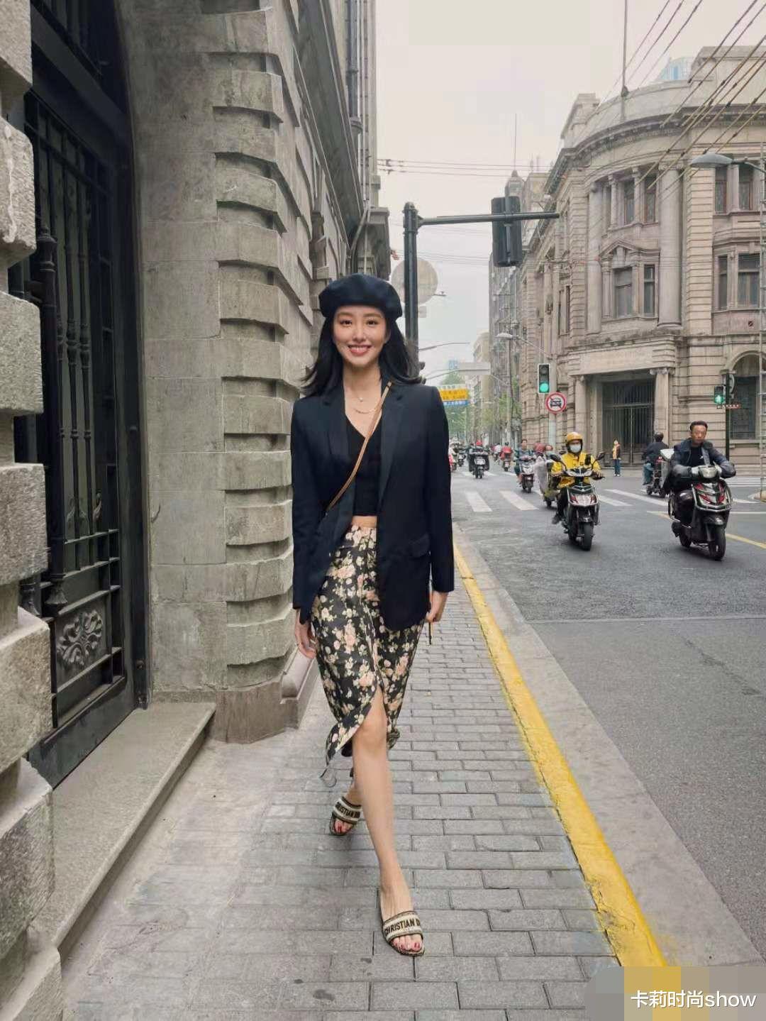 卡莉时尚show|“90后阔太”杨采钰好适合法式风,开衫配碎花裙,看着还挺大气的