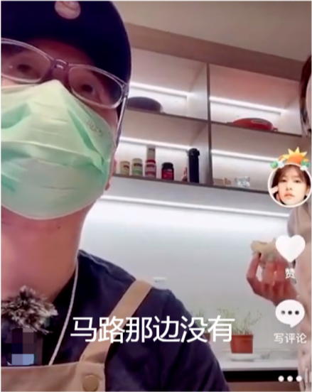 娱你有瓜 小霸宠哥哥疑是她老公，直播中保洁阿姨冲其喊“你媳妇”，早前还帮小霸宠穿衣服