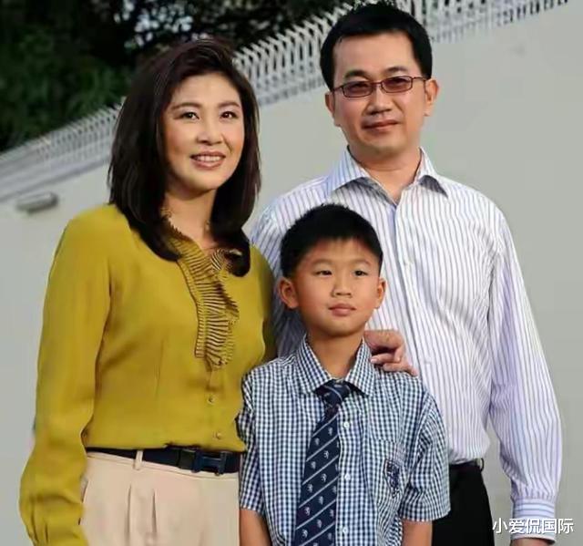 |不老女神，英拉陪哥哥过节容颜依旧，儿子比她高一头男友仍未露面