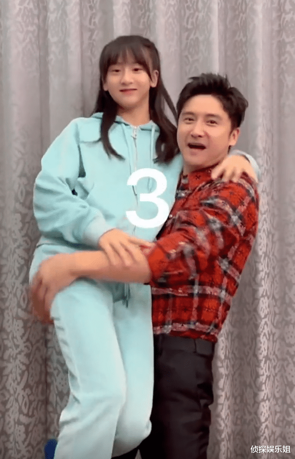田雨橙|幸福！田亮重现8年前与女儿温情瞬间，单手抱13岁森碟直呼费劲