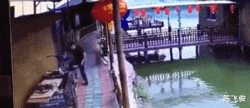 陈飞俊 “夏天的时候，女生还是不要穿肉色的衣服，我以为眼花了！