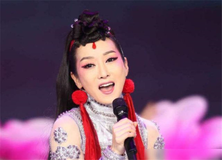 春晚|3次上春晚出尽洋相，与富豪相识90分钟就闪婚，今39岁现状太唏嘘！