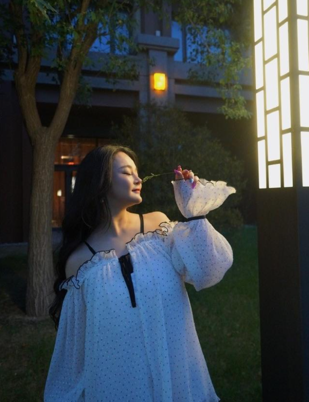 何有强|冉莹颖才是微胖身材yyds！穿一件白色的波点裙优雅大气，漂亮大方