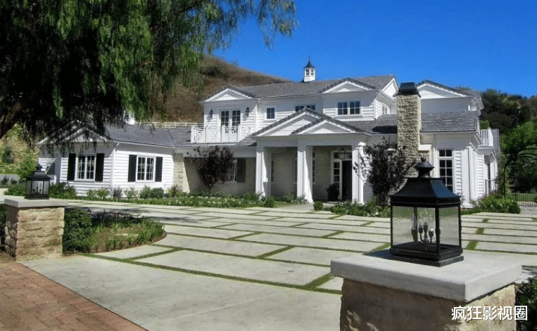 凯莉·詹娜|美国顶级名媛的奢侈生活什么样?别墅养宠物、飞机当代步