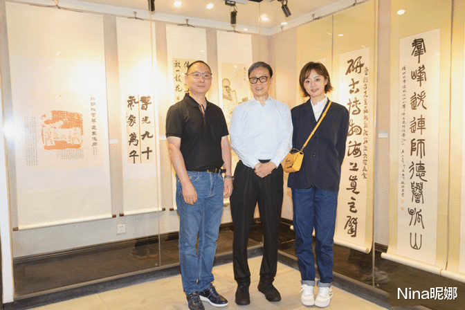 孙俪|孙俪为新剧牺牲大，穿皮衣露脐装女团风爆棚，39岁扎马尾吹泡泡扮小丑女