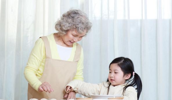 李姥姥讲育儿 老人“倒贴带娃”3年，亲家来过生日，让她明白自己不该带娃