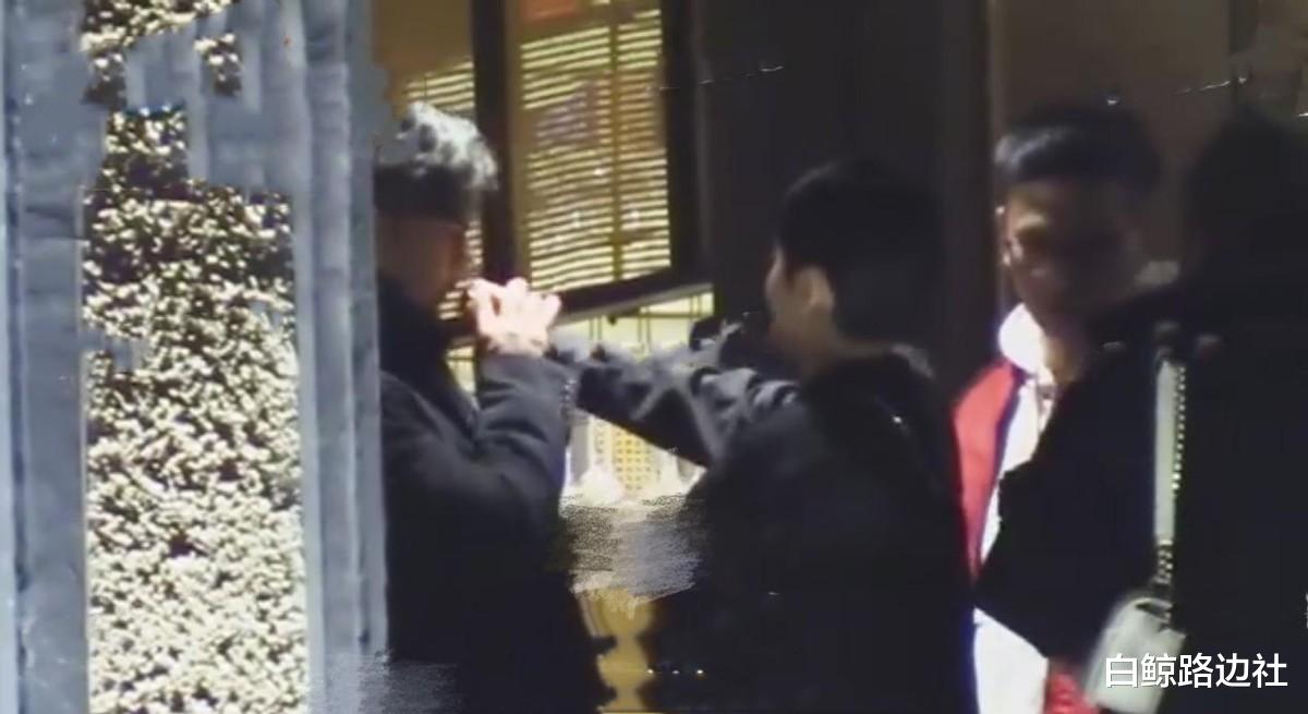 王岳伦|王岳伦官宣离婚后首现身！独自为女儿挑画架，满头灰发凌乱显沧桑