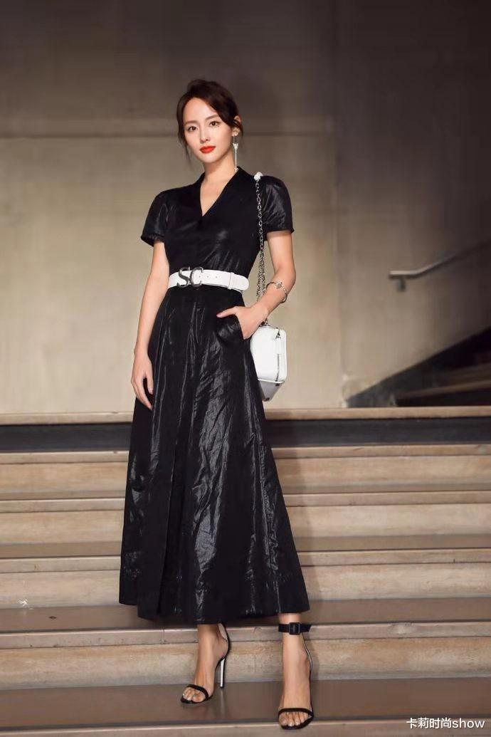 张嘉倪|张嘉倪瘦成“辣妈圈顶流”,穿黑裙现身薇娅直播间,颜值好少女