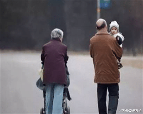 小豆爸爸的育儿经|6旬拾荒老人捡到“弃婴”，孩子考上大学后，家门前停了一排警车