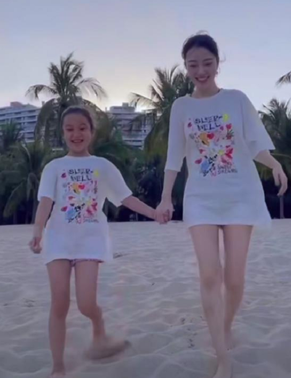 李小璐|李小璐携女儿用餐，无美颜滤镜曝光真实状态，甜馨拒绝妈妈喂食显叛逆