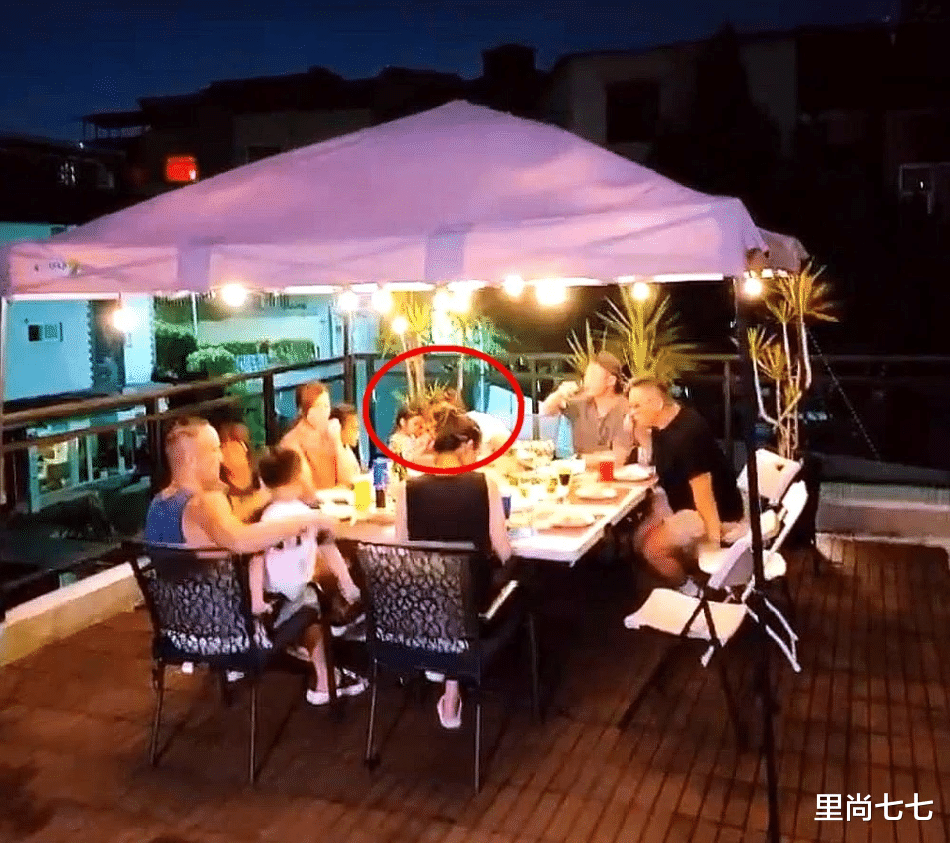 赵丽颖|霍建华携女为岳母祝寿，4岁女儿首次登台超害羞，穿公主裙太像妈