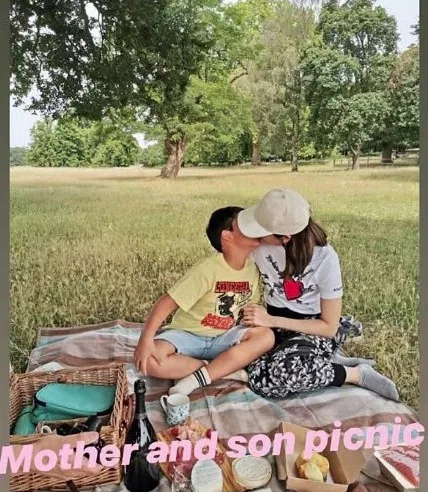 李嘉欣|李嘉欣和儿子共浴，多次亲吻，网友终于忍不了了：“别把孩子当情人养！”