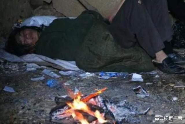 |杨锁：号称天下第一懒人，23岁活活饿死家中，被拍成电影警示世人