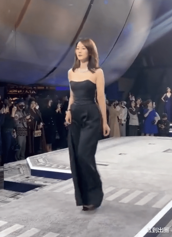 高圆圆|韩庚混血老婆走T台现场曝光，穿抹胸衣身材傲人，生图不输高圆圆