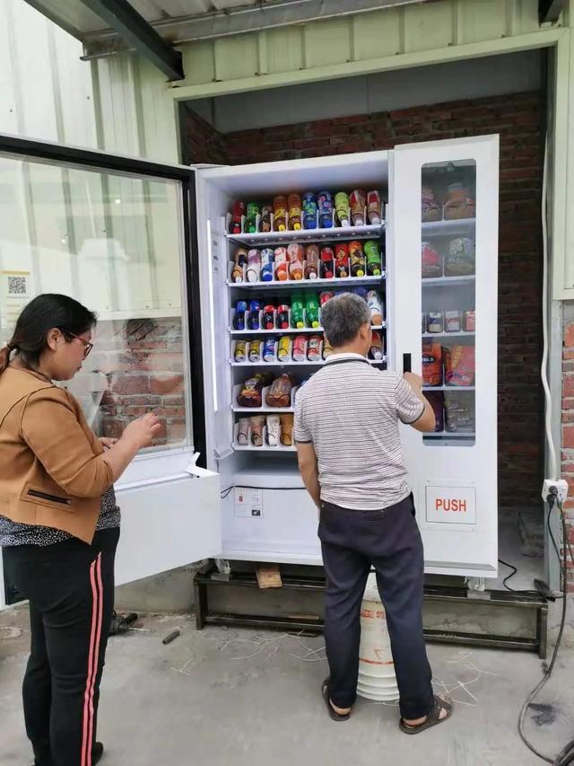 电商在线 情趣大国，找中国买自动贩卖机！小伙研发20多个品种，年销过亿