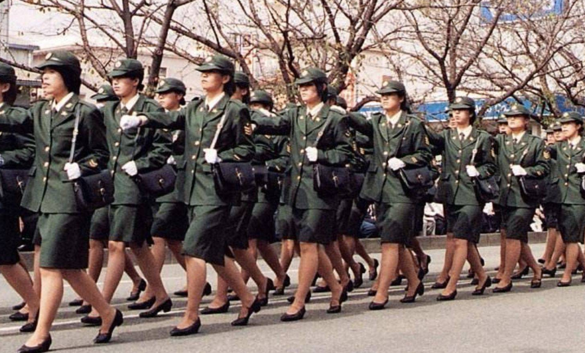 日本閱兵儀式上，自衛隊女兵為何帶著小挎包？裡面裝著什麼？-圖4