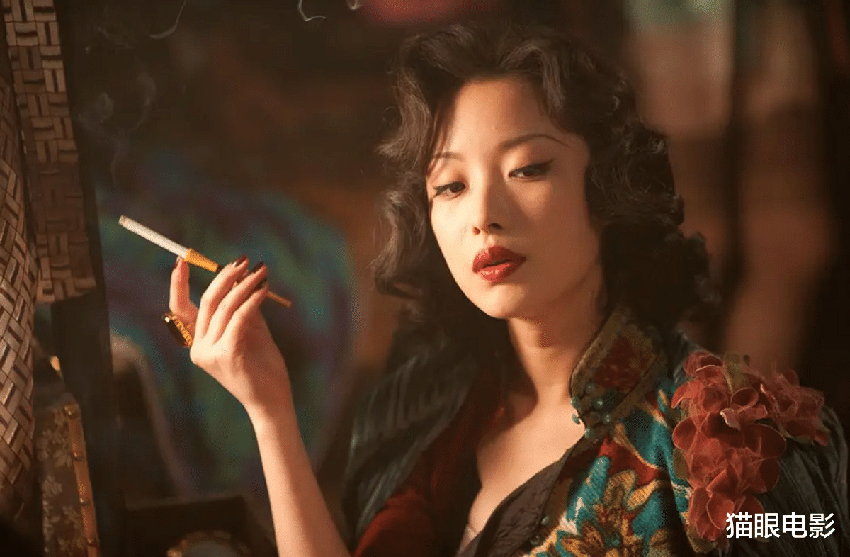 倪妮|33岁倪妮气质绝了，湿发烟熏妆好撩人，面对镜头大秀锁骨