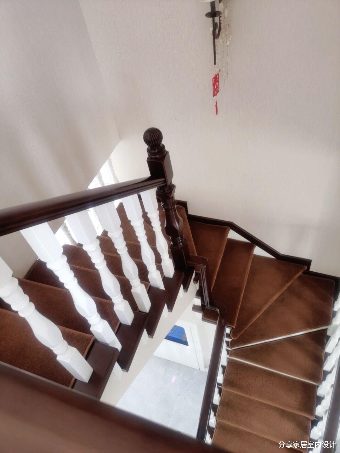 |她家最顶层上下两层的新房，很有空间感，露天阳台做花园真羡慕