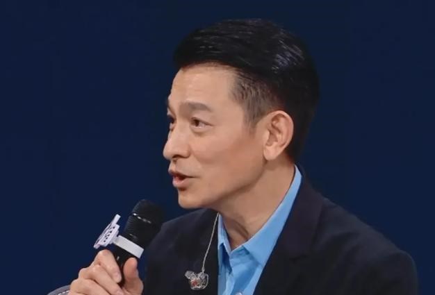 情窦初开的青春|刘德华为什么会红40年？首次直播中的许多细节都能找到答案！