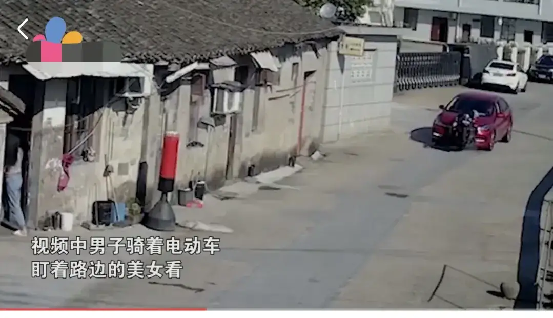 近日,一男子因偷看美女,与轿车来了一场甜蜜邂逅的事件在网上走红