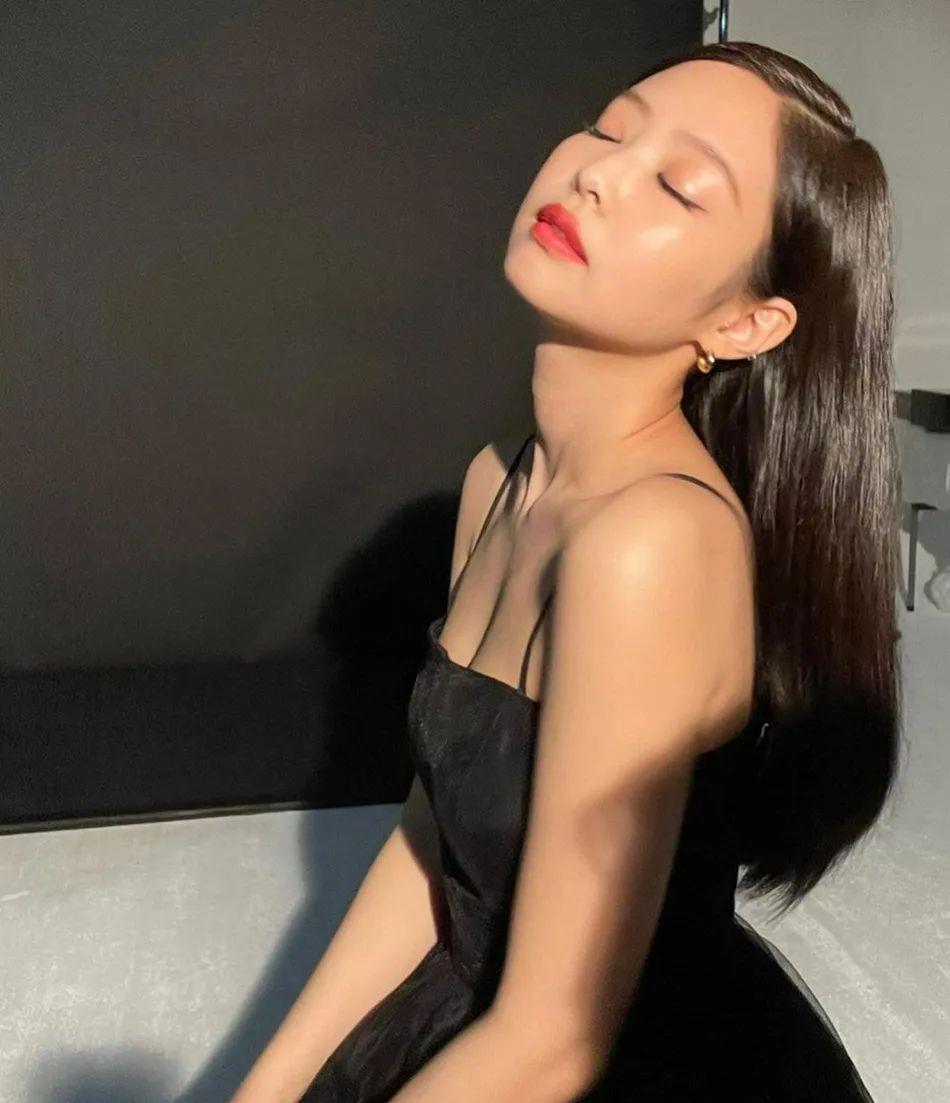 西兰花 JENNIE穿小黑裙配红唇妆容！雪肤玉貌太性感妩媚