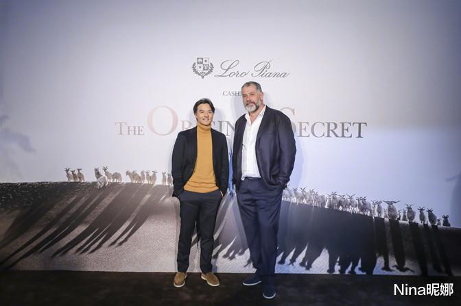 冯德伦|冯德伦罕见露面真“邋遢”，47岁穿西装头发花白似大叔，舒淇不管管