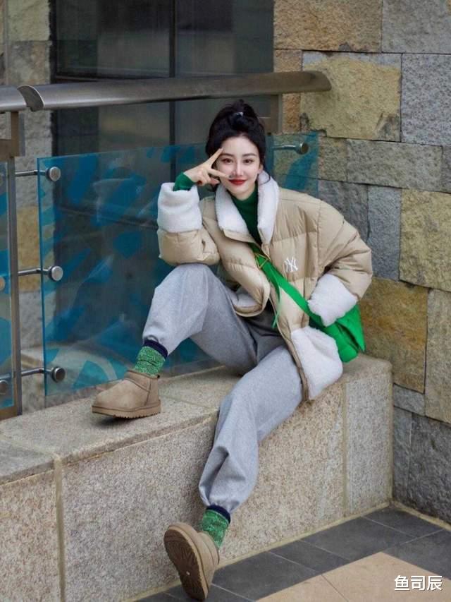 鱼司辰 冬季羽绒服就该这样穿,不露脖子也不露腿,既实用又保暖,超好看