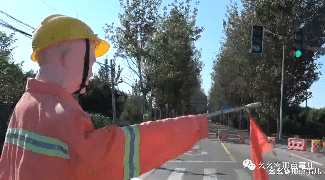 南安 奇葩！北京一果农竟然馋“交通指挥员”身子，顺走假人当成稻草人