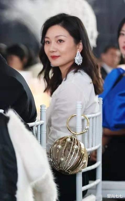里尚七七 张艺谋娇妻罕见打扮,钻石耳坠太贵气,浑身富态感衬得老公好朴素